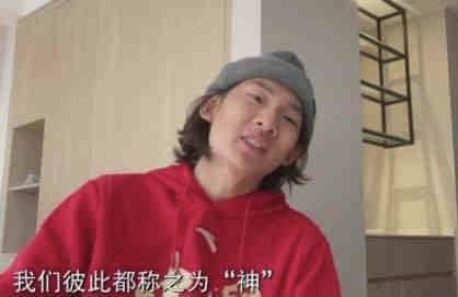 正如预告中所呈现的，流行天后凯特与同为巨星的男友巴斯蒂安即将在演唱会结婚，就在两人喜结连理的前一刻，凯特发现了巴斯蒂安的不忠，“理智”的她做出了一个令人大跌眼镜的决定——与现场的路人甲结婚！这位“幸运儿”就是被朋友拽去看演唱会的普通数学老师查理，两人就此阴差阳错地开启了一段“巨星平民恋”